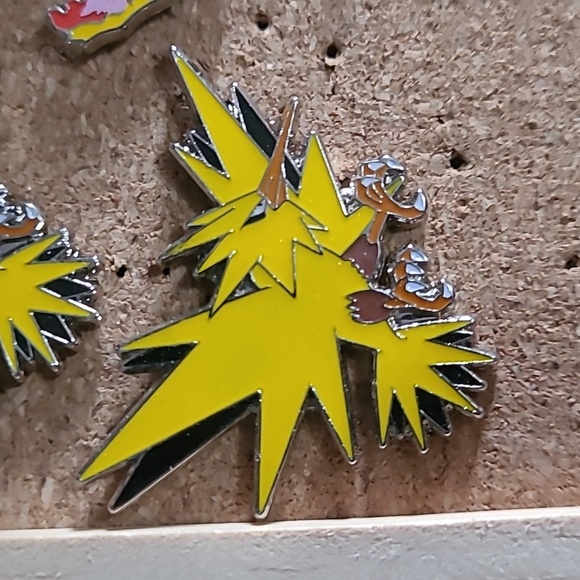 Pokemon Zapdos Pin - Picture 1 of 1